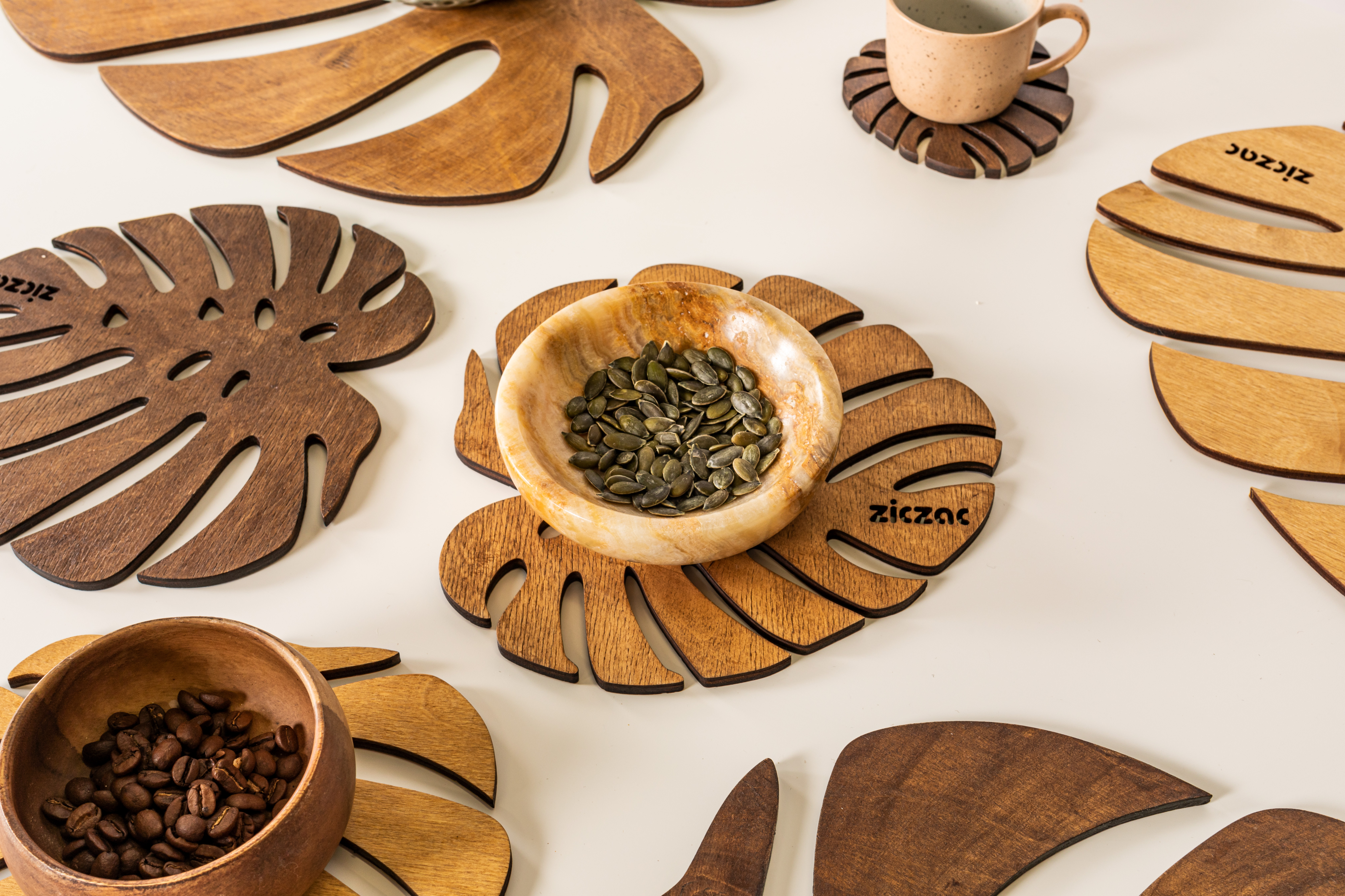 Trivet for pan BIRCH Monstera, 20x20cm, walnut