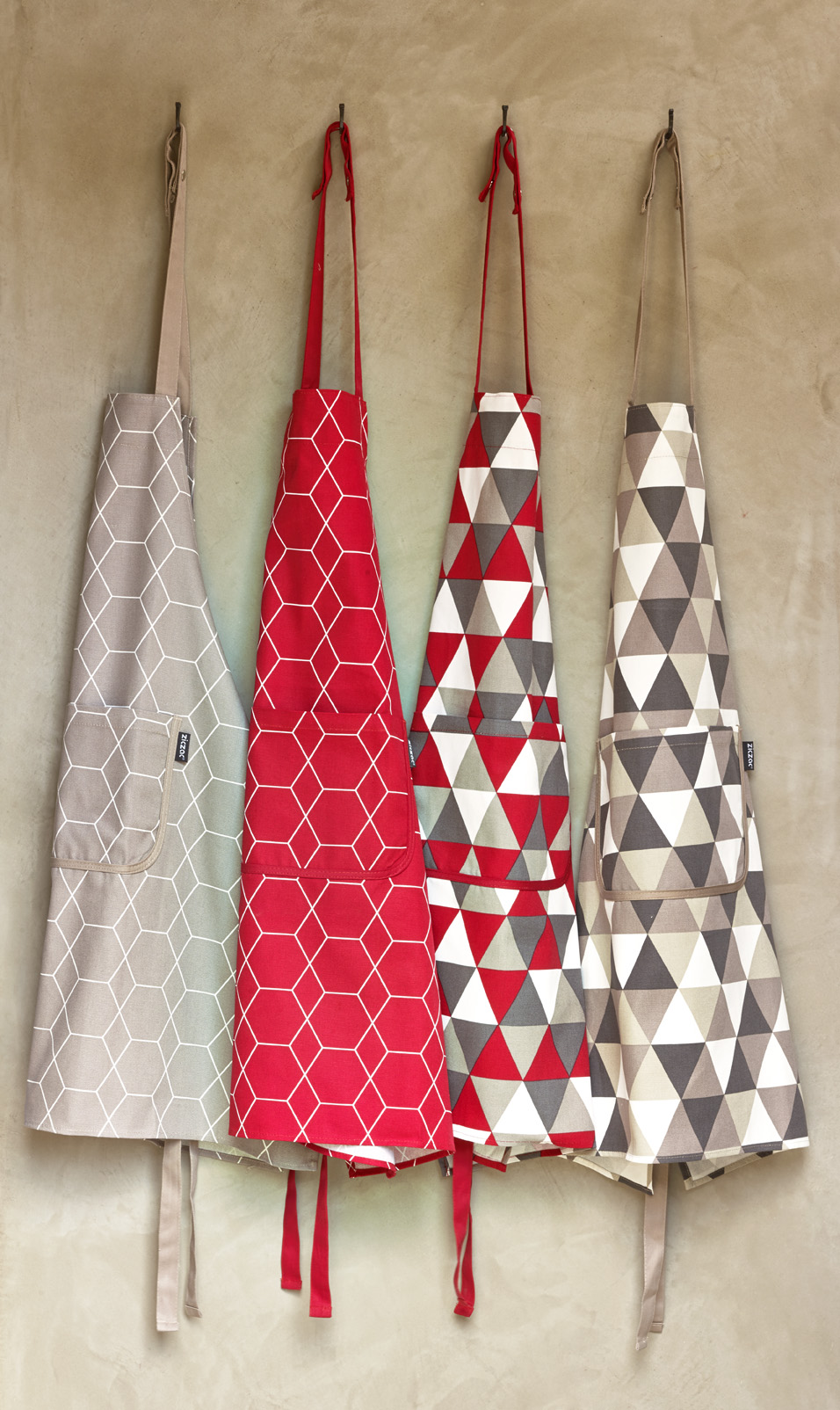 Apron hexagon 80x85,+pressbutton +pocket, red