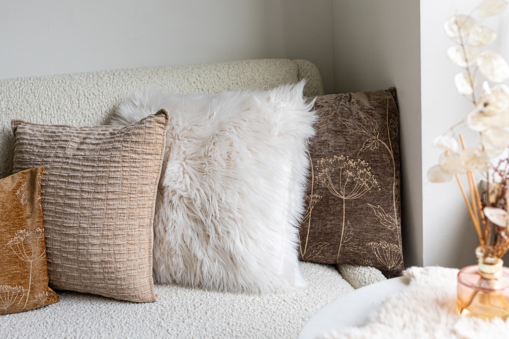 Cushion (filled) sheepskin + suede 45x45CM, white