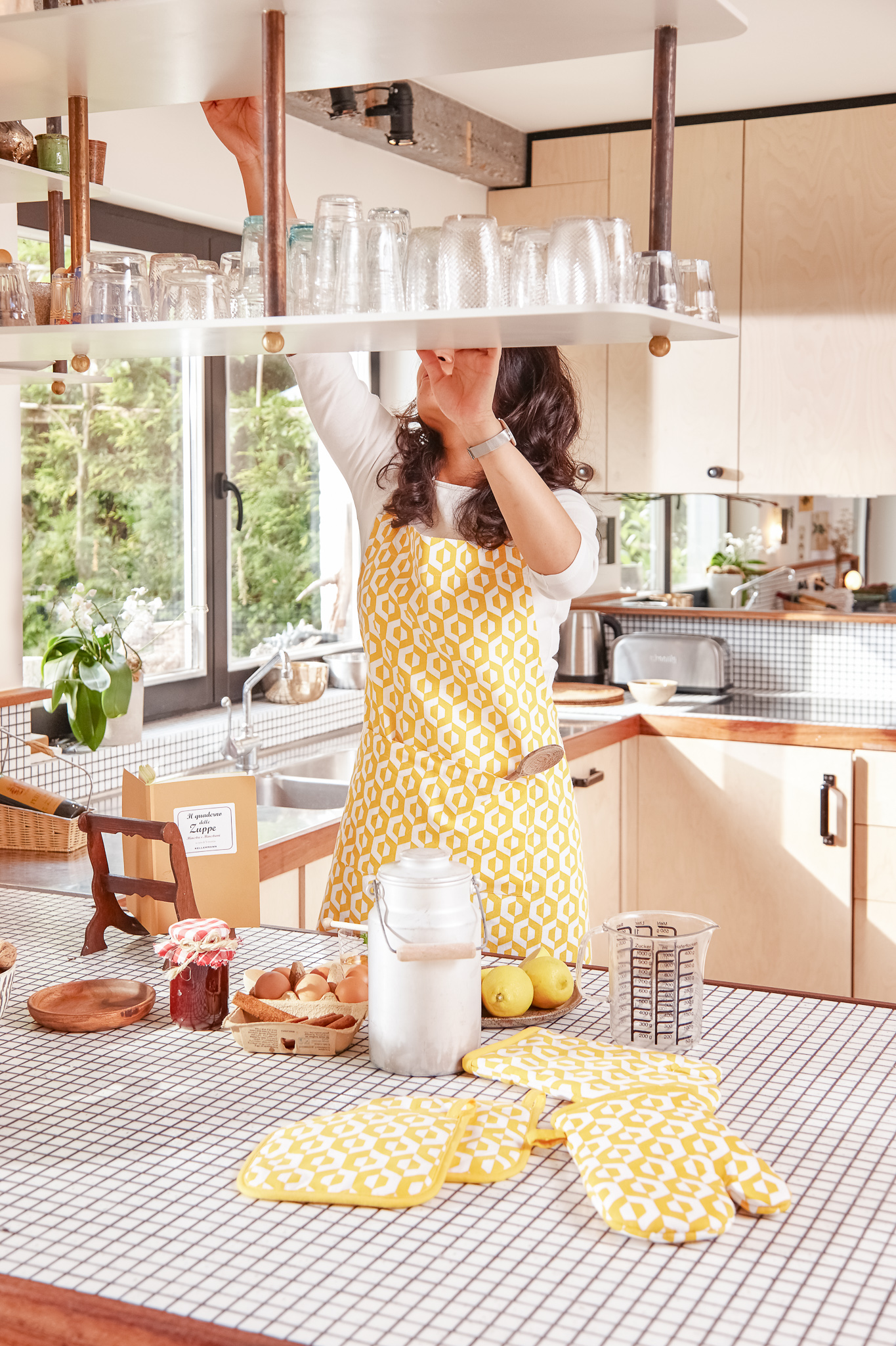 Apron geo hexagon 74x85, pocket +press button +hanger,yellow