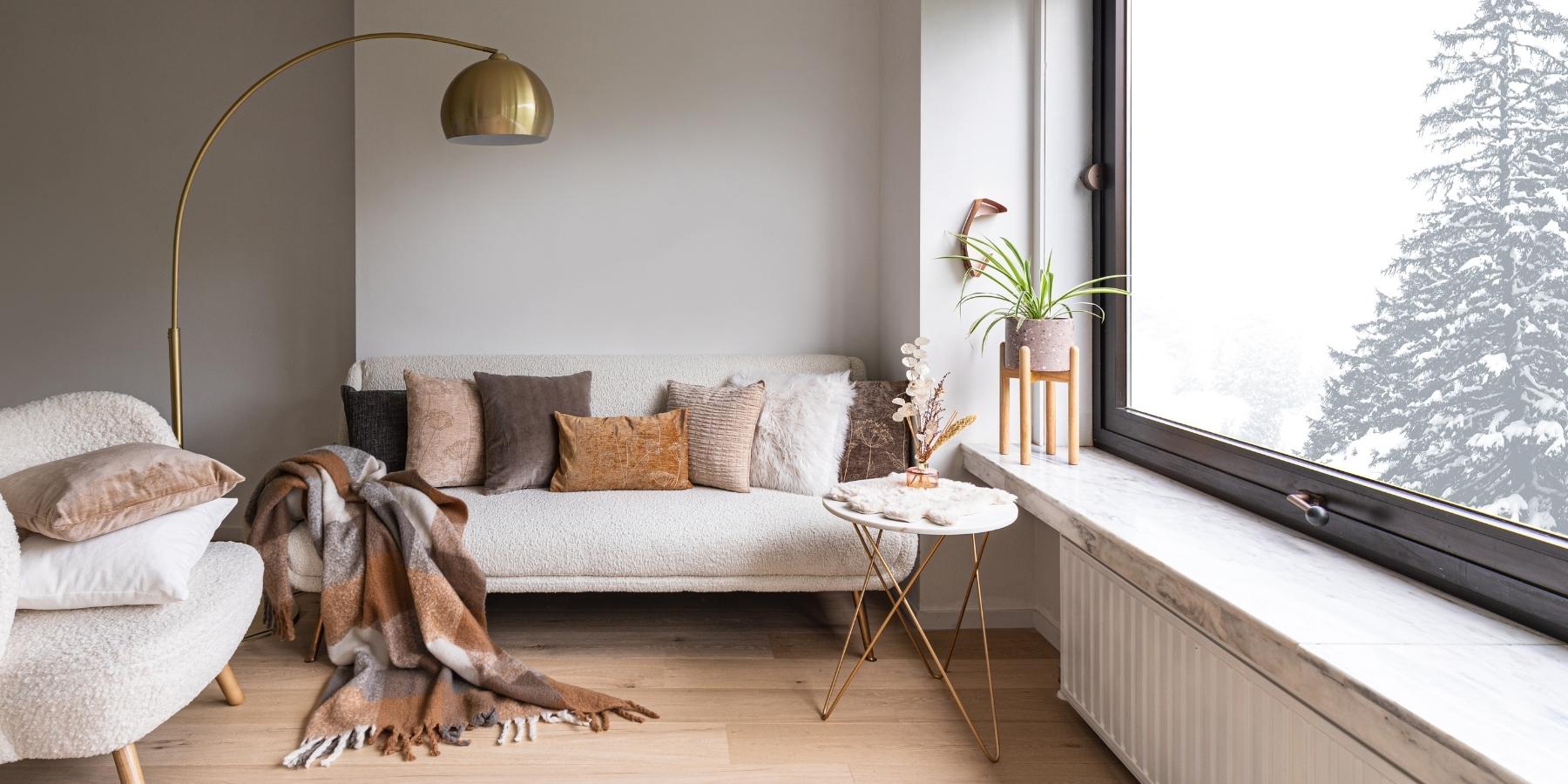 sofa met kussens en plaid