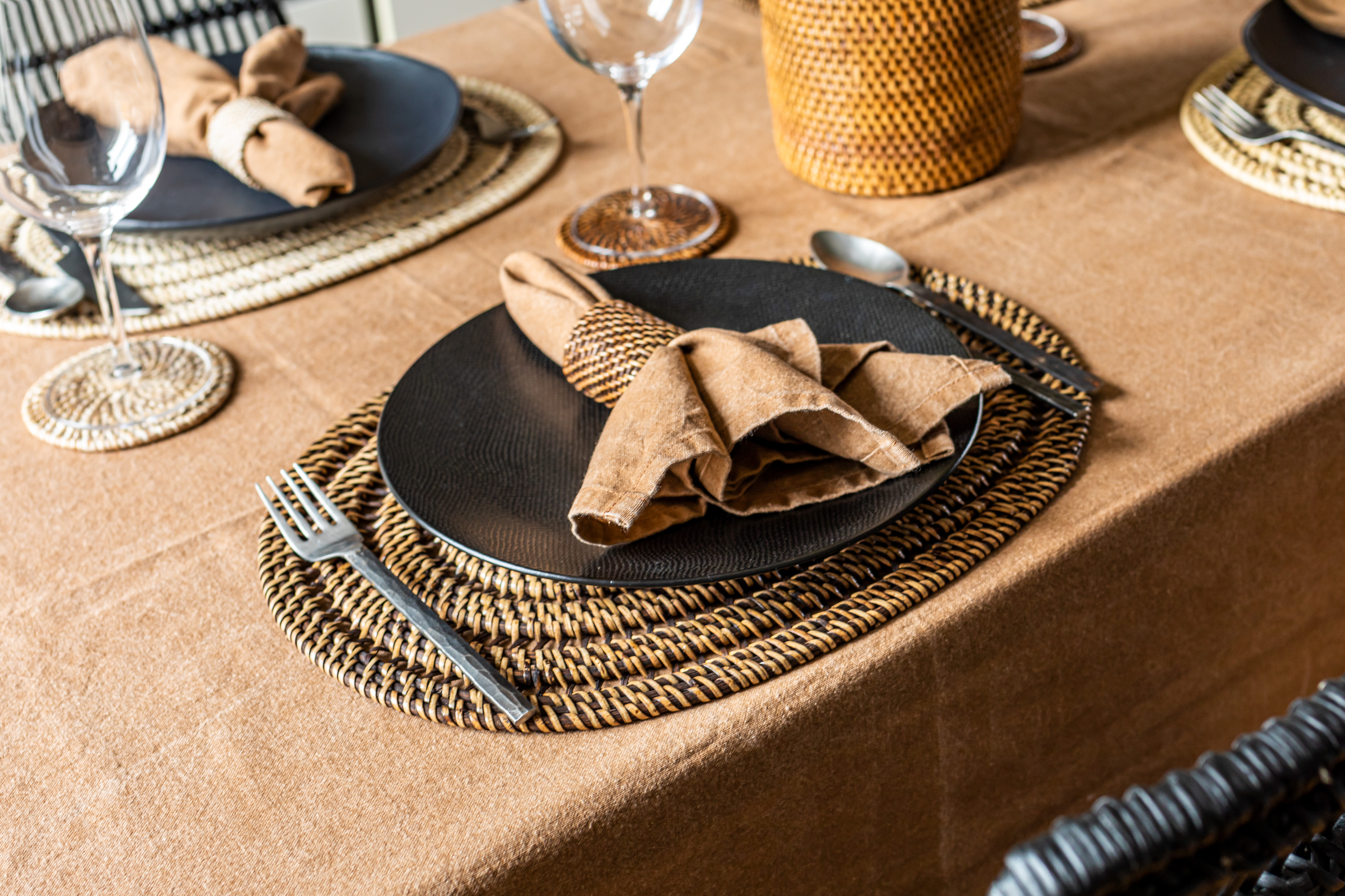 Table avec napperon, serviette, rond de serviette et dessous de verre rattan