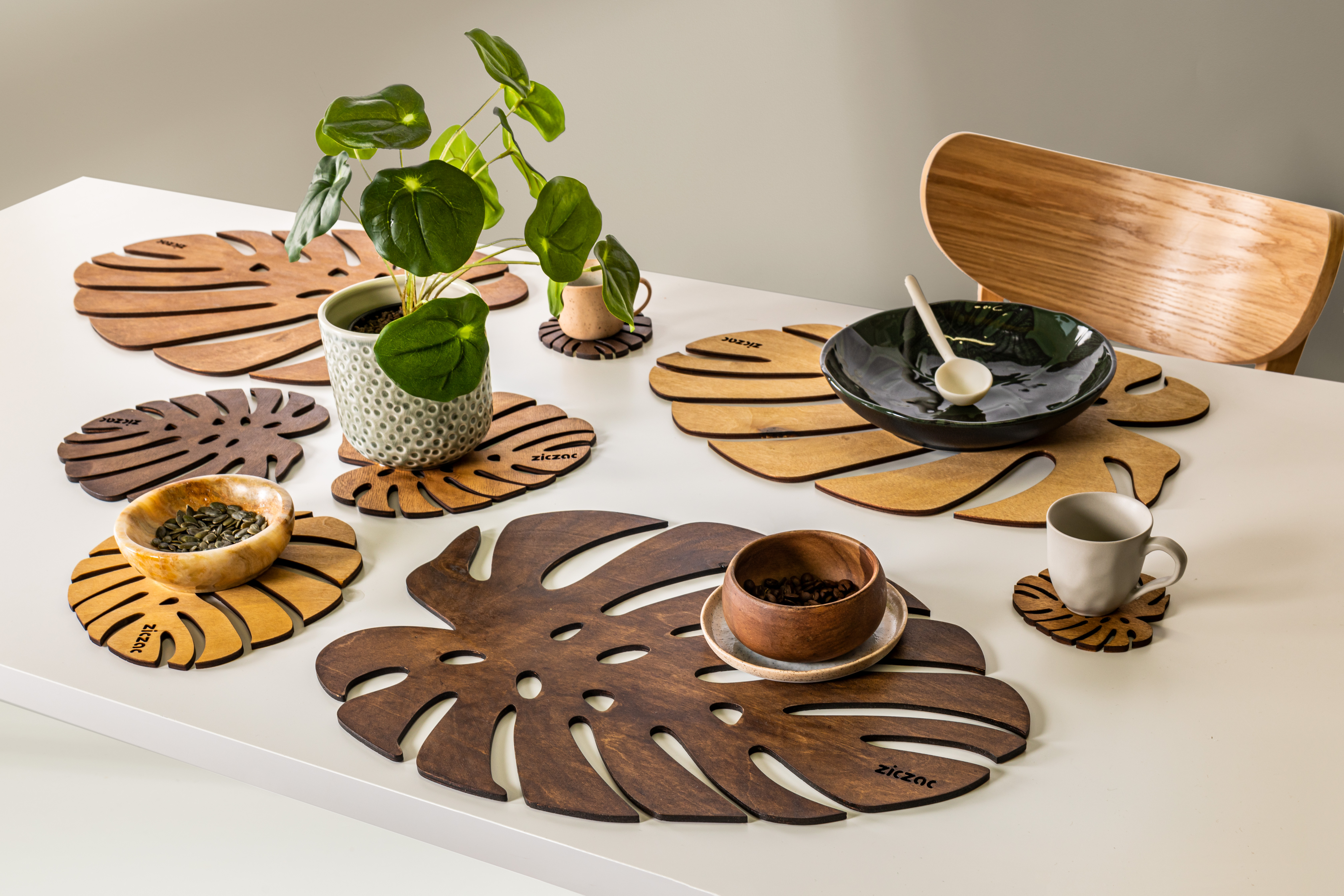 Trivet for pan BIRCH Monstera, 20x20cm, walnut