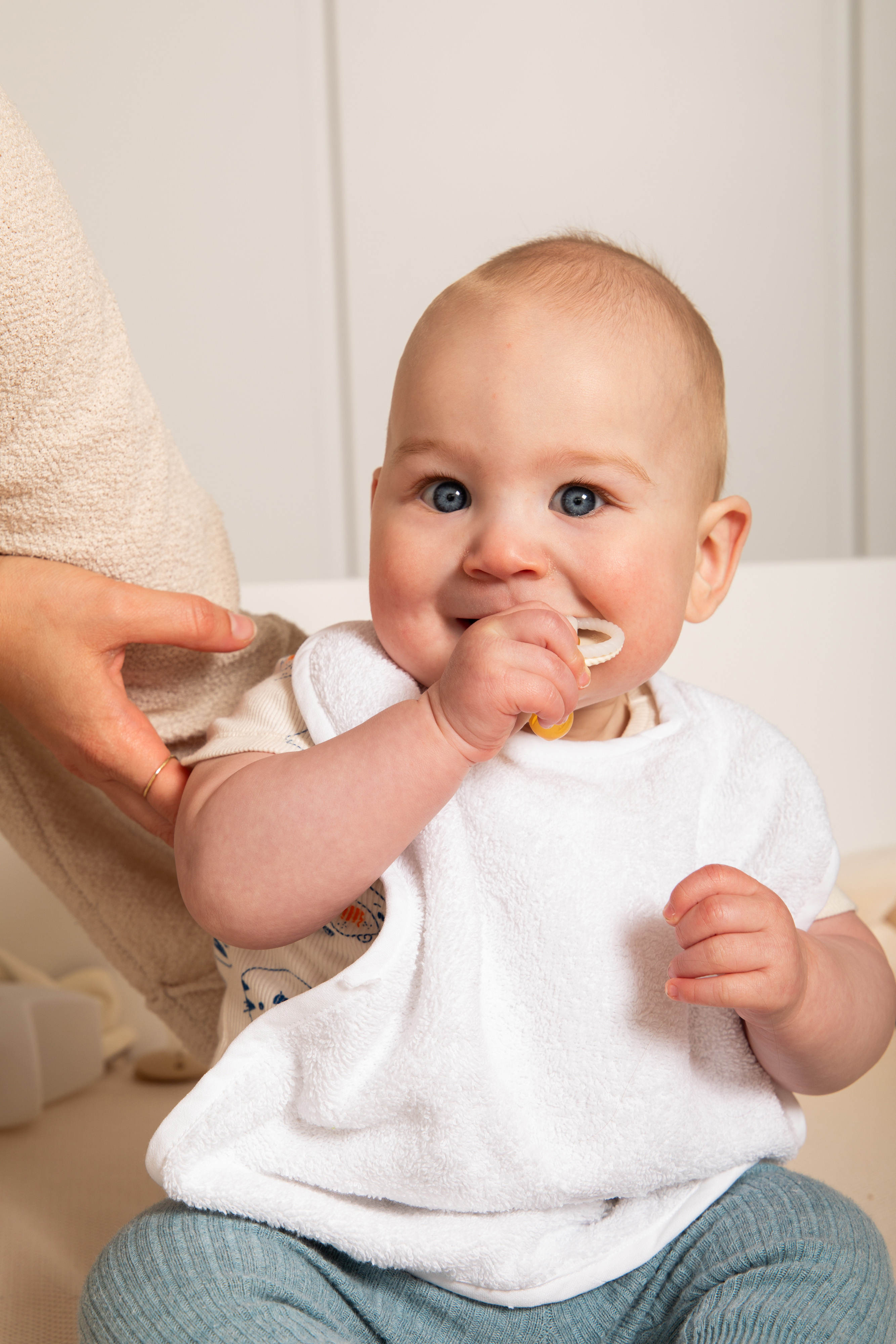Baby bib with straps -  28x37 cm, white