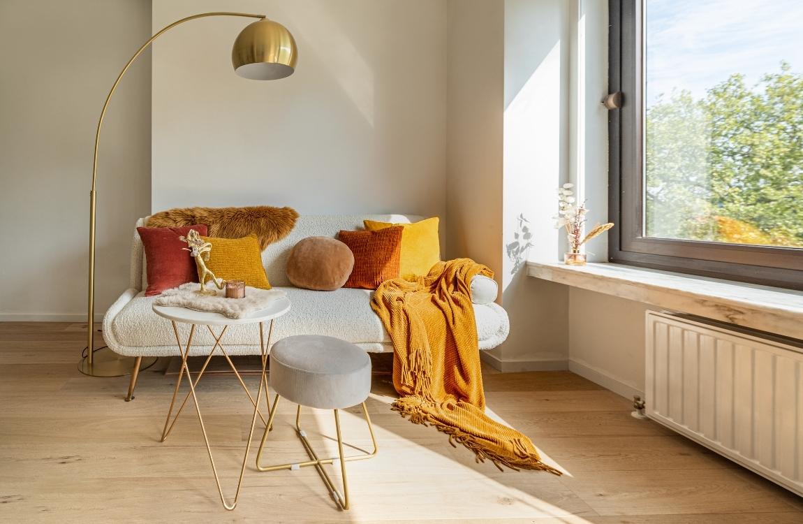 sofa met plaid & kussens