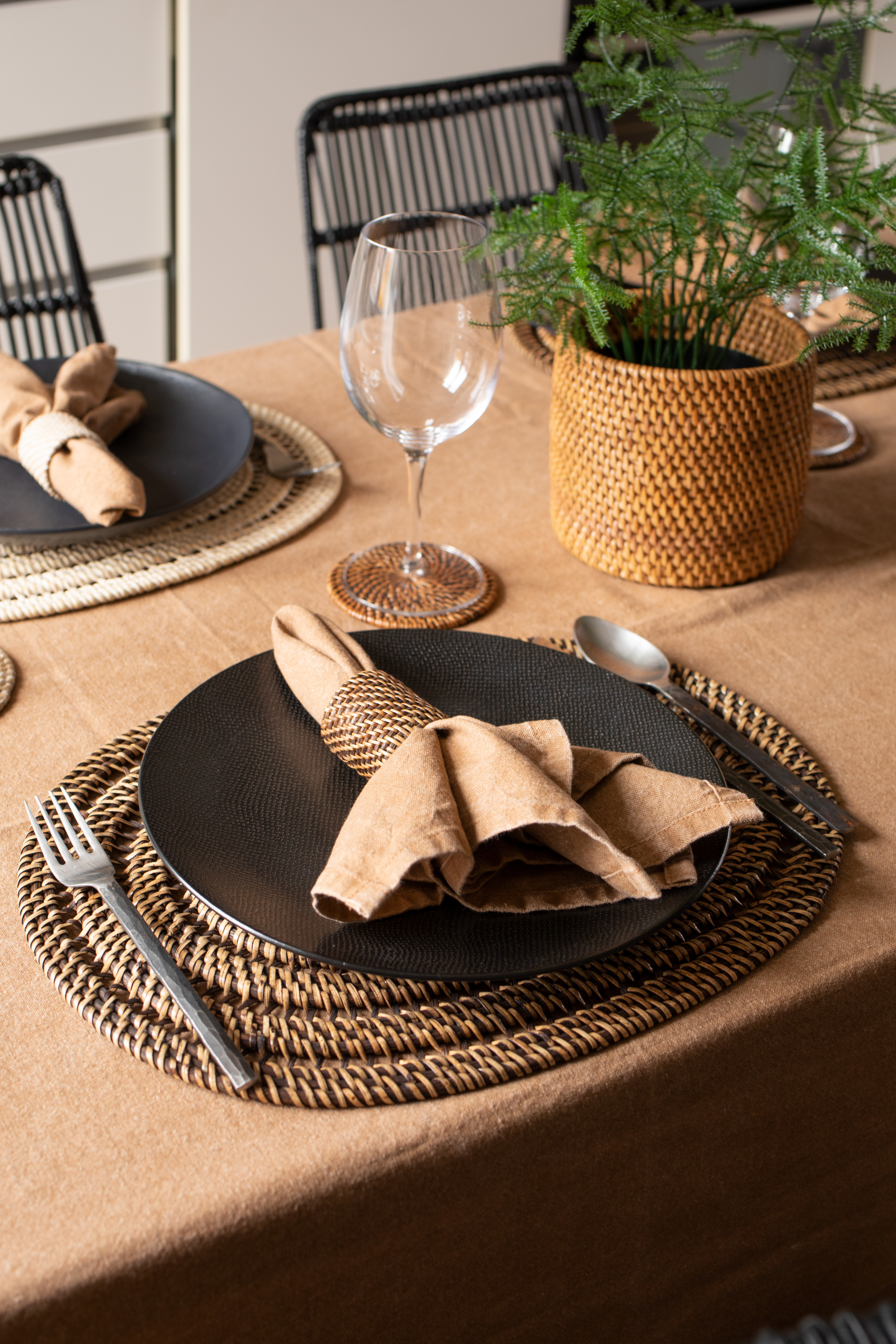 Table avec napperon, serviette, rond de serviette et dessous de verre rattan