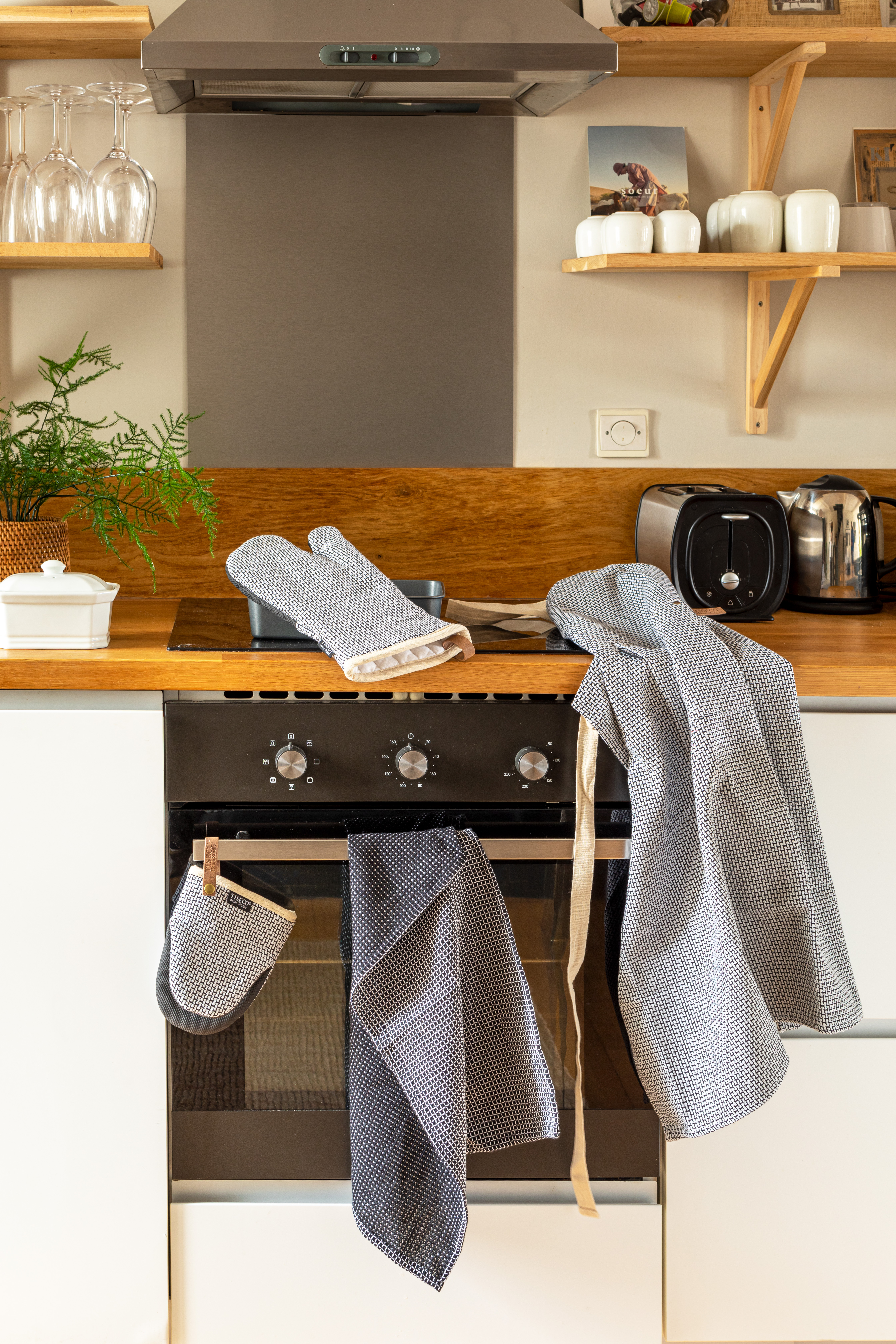 Apron SHERLOCK Bricks 68x85cm, black