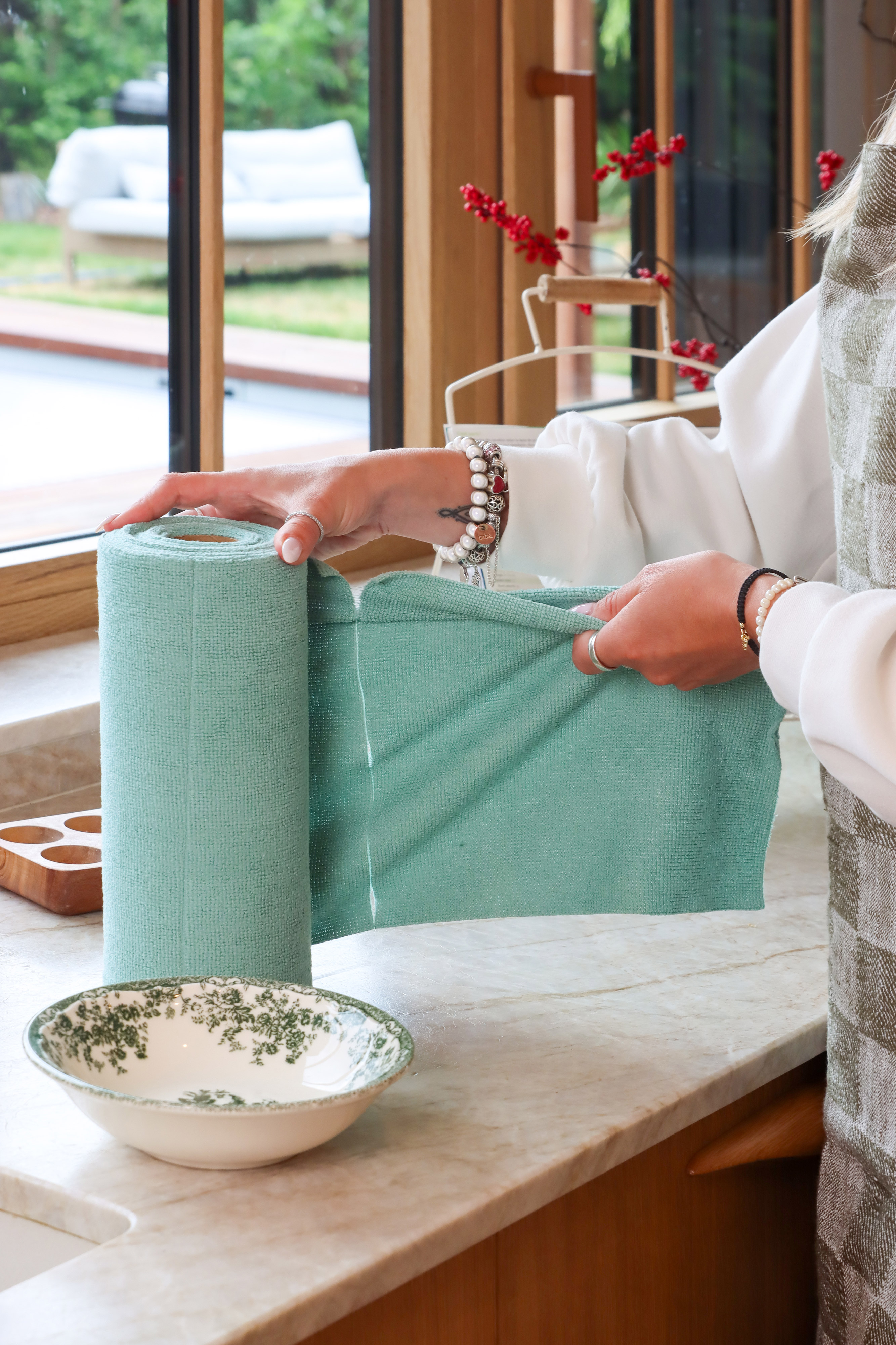 Tear-off cleaning cloths on a roll ESSENTIAL - 25x25 cm, green
