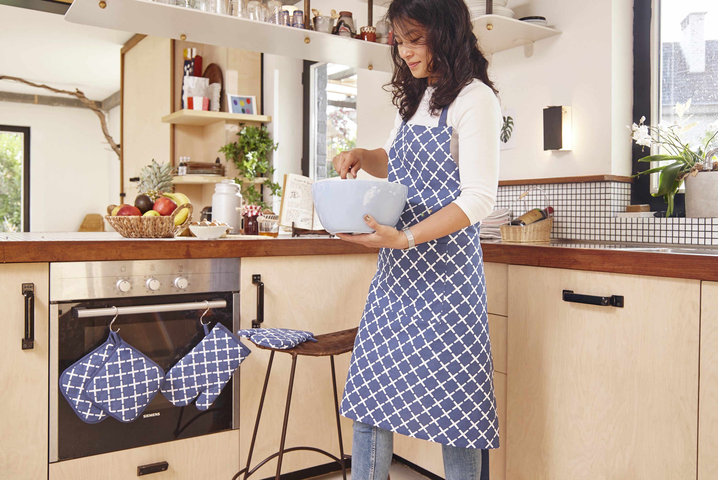 Apron geo cross 74x85, pocket +press button +hanger,blue