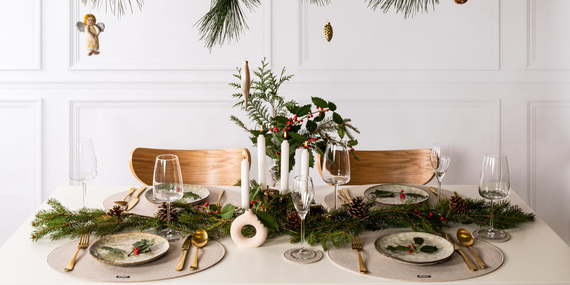 Entrez l’esprit de Noël dans vos maisons avec nos dessous de table festifs.